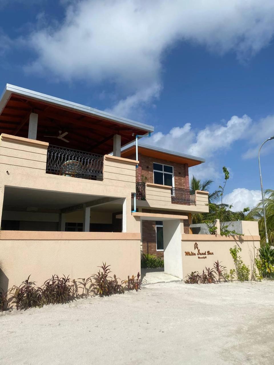 White Sand Inn Maamigili Island Exterior photo